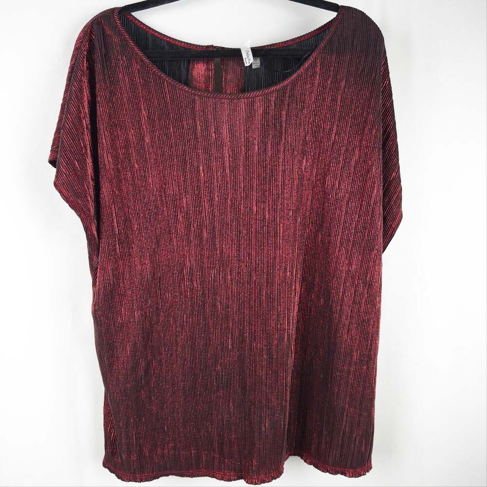 NY Collection Woman Red and Black Shimmer Plisse Keyhole Back Top